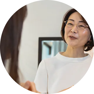 会話中の女性