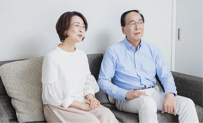 室内で会話を楽しむご夫婦