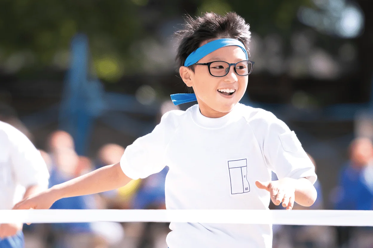 メガネをかけて運動会で走る男の子