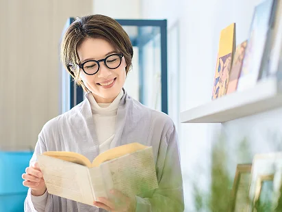 本を読む女性