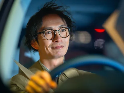 運転をする男性
