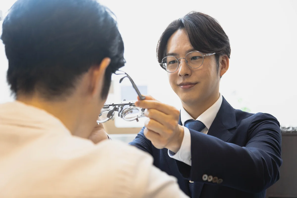 スタッフによる視力測定・フィッティングの様子