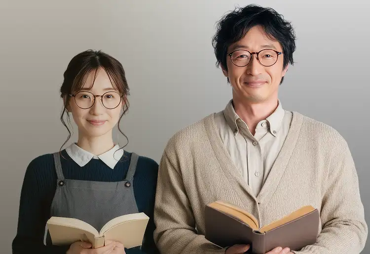 本を手にしたメガネ姿の女性と男性