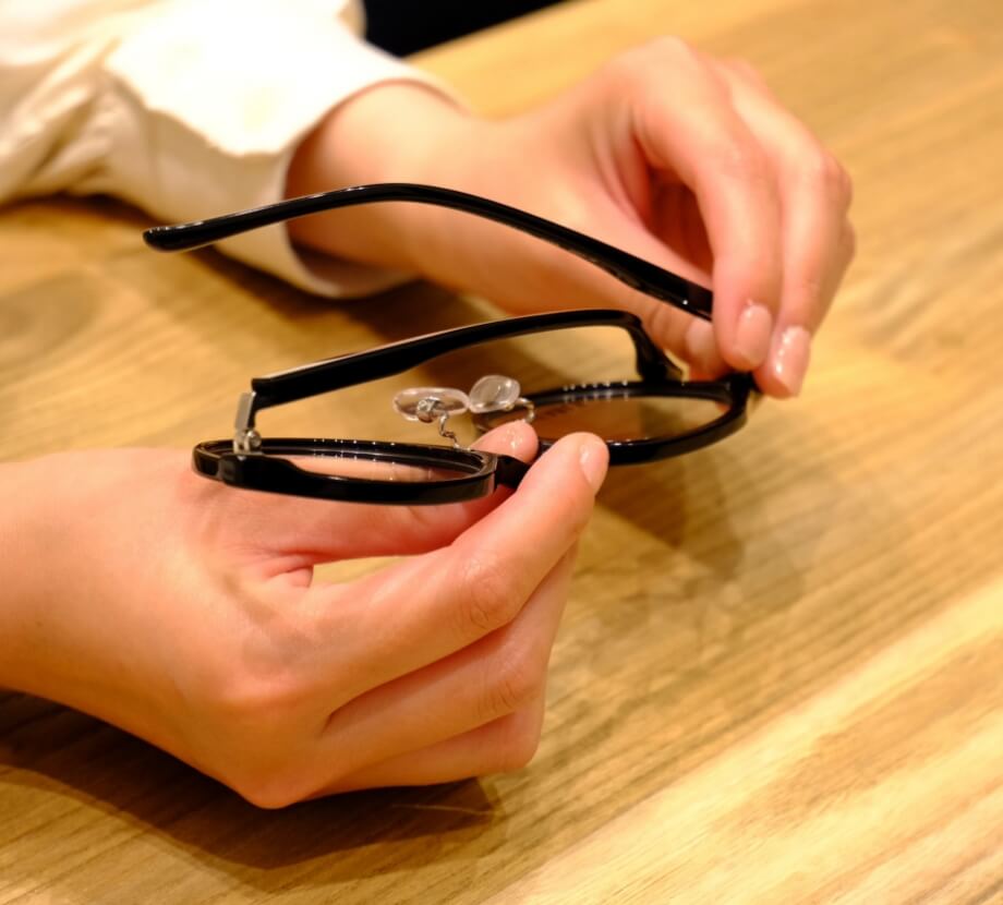 黒いReMEABLEのフレームを手に取って確かめる様子