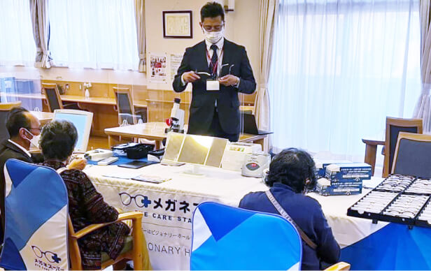 施設でメガネと補聴器について説明するセミナーの様子