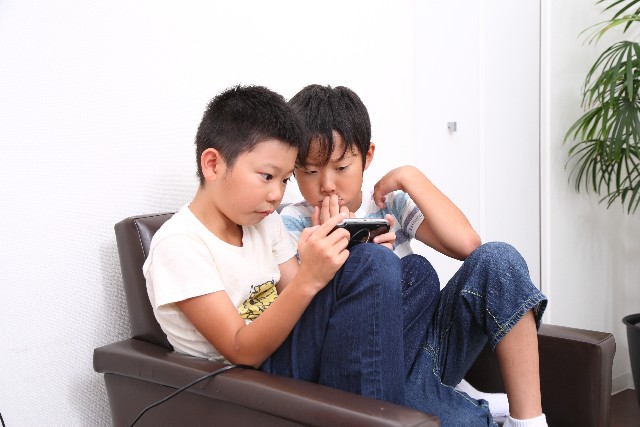 スマホ以外にもモニタを凝視する時間は増えるばかり