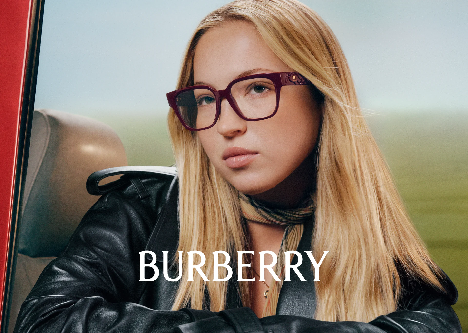 BURBERRYのバーガンディカラーのメガネを着用した女性