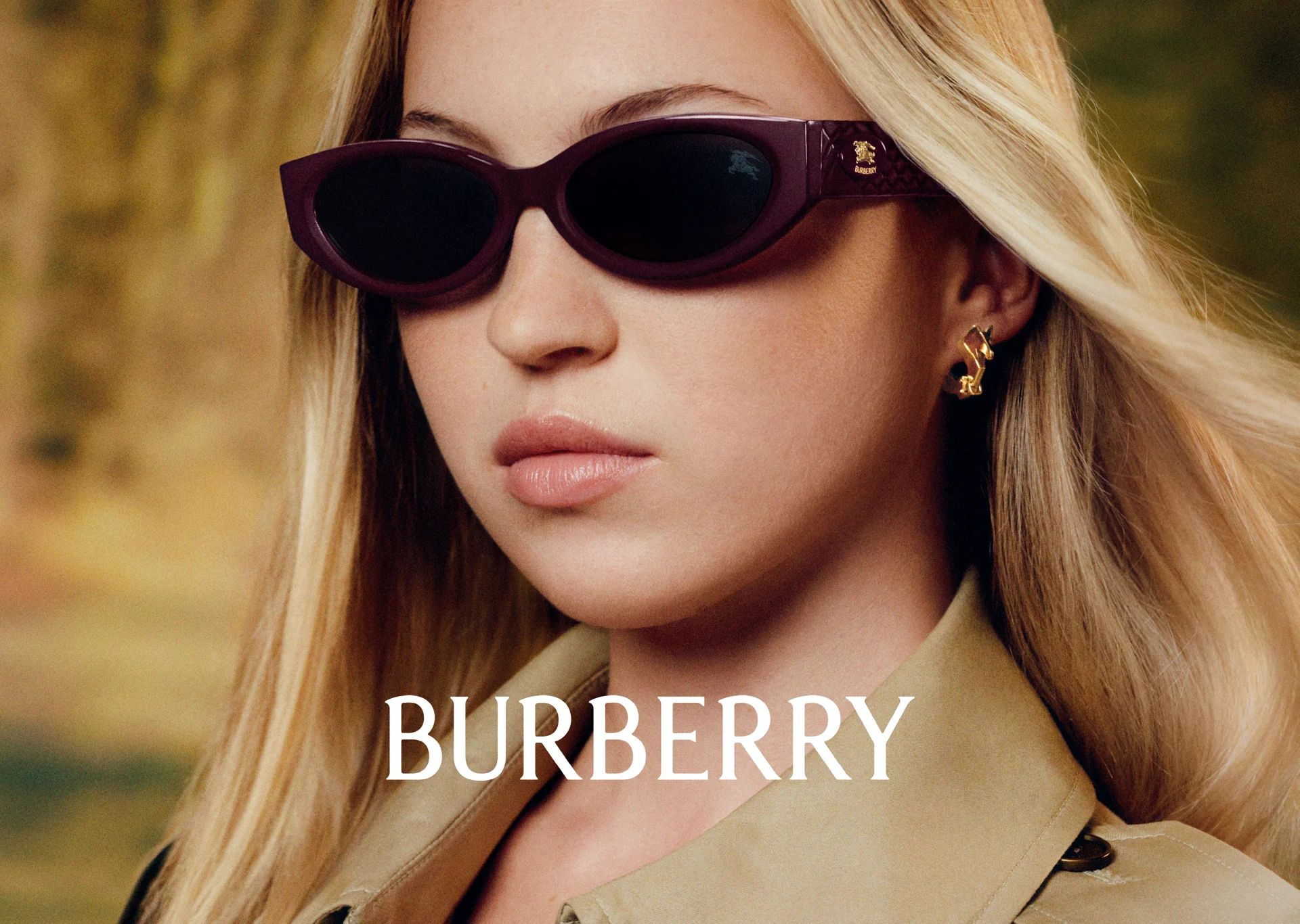 BURBERRYのバーガンディカラーのサングラスを着用した女性