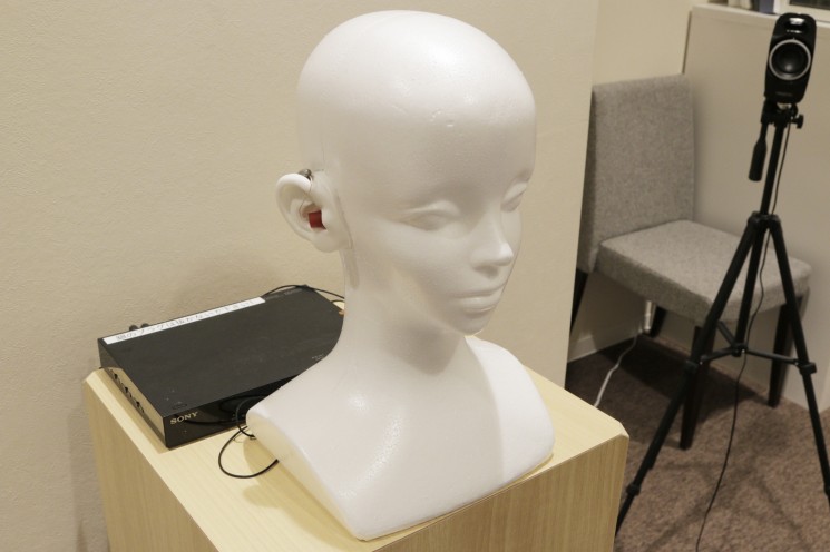 このマネキンの補聴器を試聴できる