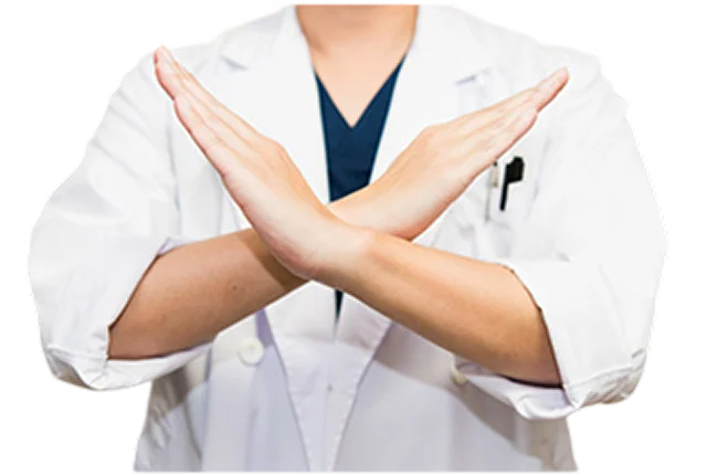 白衣の人が両腕で×印をつくる様子