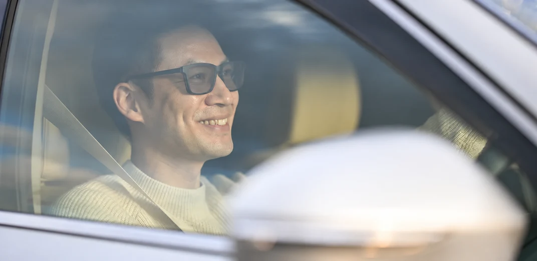 車内で淡く発色し、目が透けて見える可視光調光レンズの使用イメージ