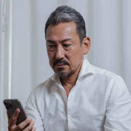 スマホや雑誌の文字が読みづらい
