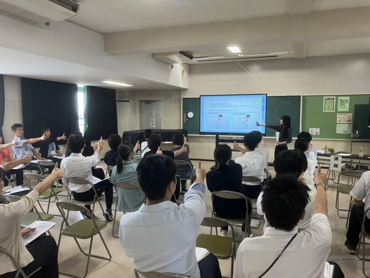 狭山市立南小学校の教職員・保護者が、講師の説明に合わせてビジョントレーニングを体験する様子
